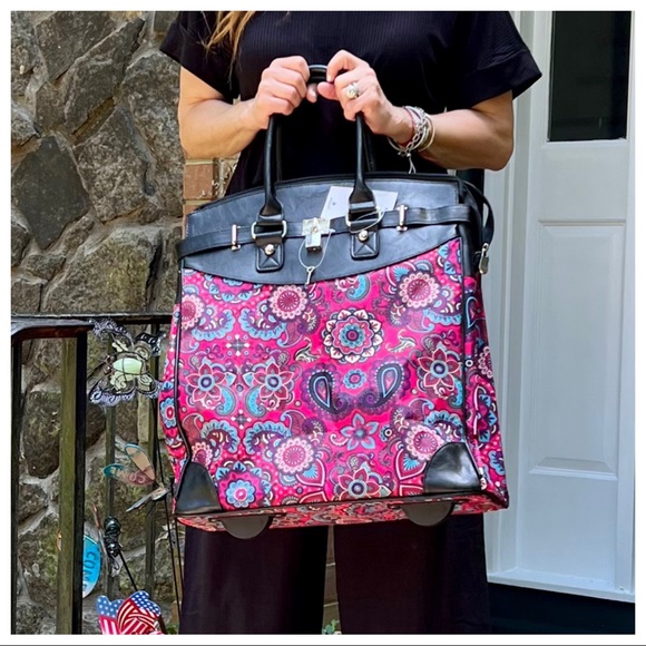 The Perfect Must Have Chic Stylish Travel Roll Bag - Picture 7 of 10